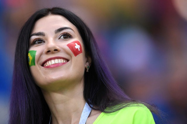 “Đứng ngồi không yên” trước vẻ đẹp của fan nữ trận Brazil 1-1 Thụy Sĩ - ảnh 3