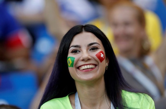 “Đứng ngồi không yên” trước vẻ đẹp của fan nữ trận Brazil 1-1 Thụy Sĩ - ảnh 4