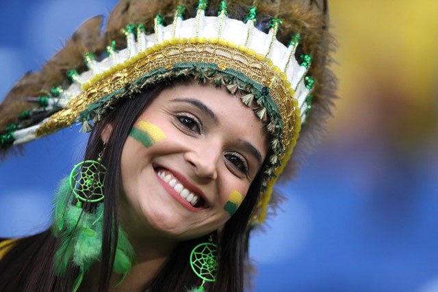 “Đứng ngồi không yên” trước vẻ đẹp của fan nữ trận Brazil 1-1 Thụy Sĩ - ảnh 5
