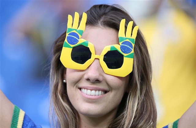 “Đứng ngồi không yên” trước vẻ đẹp của fan nữ trận Brazil 1-1 Thụy Sĩ - ảnh 6