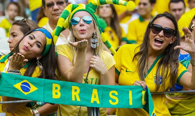 “Đứng ngồi không yên” trước vẻ đẹp của fan nữ trận Brazil 1-1 Thụy Sĩ - ảnh 8