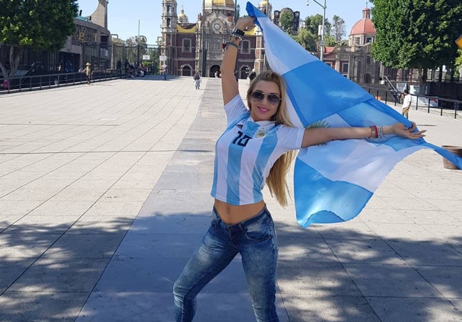 Nữ ca sĩ Argentina tung ‘ảnh nóng’ cổ vũ Messi xé lưới tuyển Pháp - ảnh 1