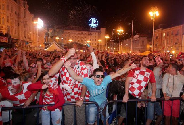 CĐV ‘vỡ òa’ hạnh phúc khi Croatia lần đầu tiên vào chung kết World Cup - ảnh 14