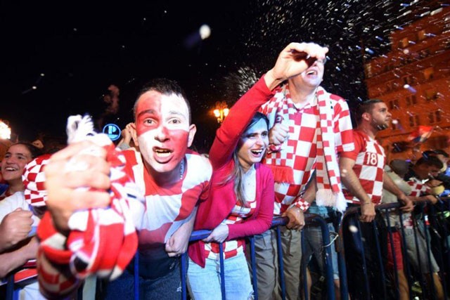 CĐV ‘vỡ òa’ hạnh phúc khi Croatia lần đầu tiên vào chung kết World Cup - ảnh 16