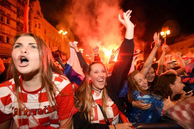 CĐV ‘vỡ òa’ hạnh phúc khi Croatia lần đầu tiên vào chung kết World Cup - ảnh 6
