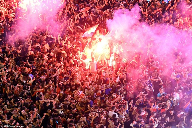CĐV ‘vỡ òa’ hạnh phúc khi Croatia lần đầu tiên vào chung kết World Cup - ảnh 10