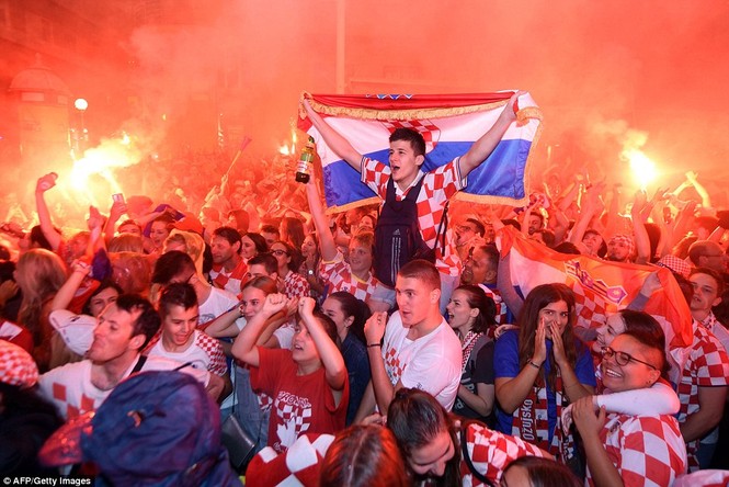 CĐV ‘vỡ òa’ hạnh phúc khi Croatia lần đầu tiên vào chung kết World Cup - ảnh 11