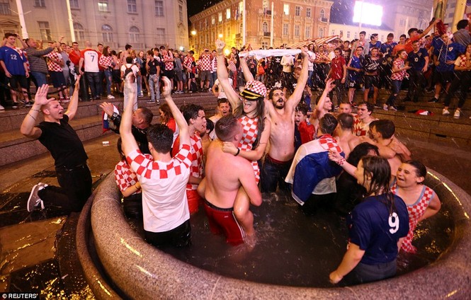 CĐV ‘vỡ òa’ hạnh phúc khi Croatia lần đầu tiên vào chung kết World Cup - ảnh 13