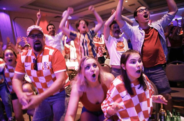 CĐV ‘vỡ òa’ hạnh phúc khi Croatia lần đầu tiên vào chung kết World Cup - ảnh 7