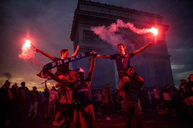 Chùm ảnh hàng ngàn người dân Paris đổ ra đường mừng chức vô địch - ảnh 11