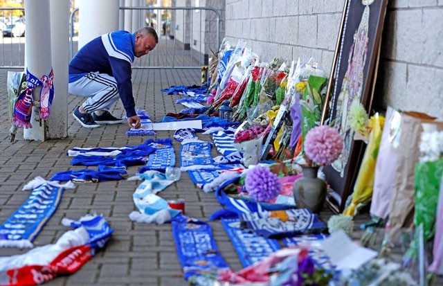 CĐV muốn dựng tượng, quỳ tiễn đưa Chủ tịch Leicester về nơi an nghỉ - ảnh 10