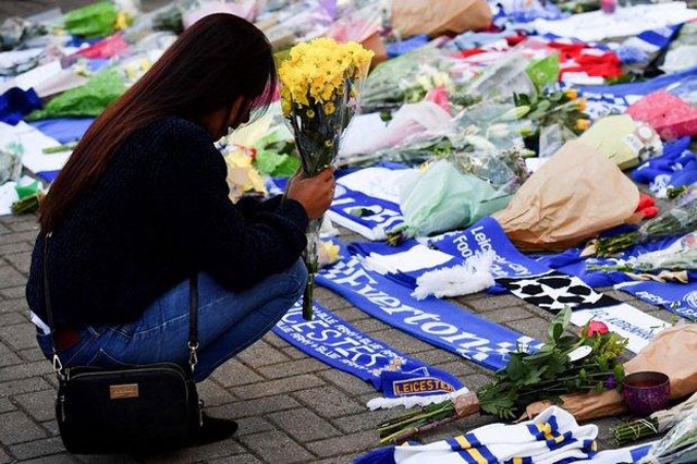 CĐV muốn dựng tượng, quỳ tiễn đưa Chủ tịch Leicester về nơi an nghỉ - ảnh 1
