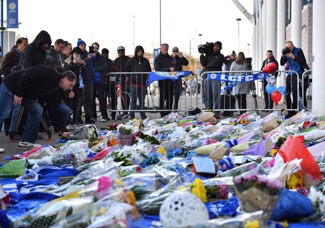 CĐV muốn dựng tượng, quỳ tiễn đưa Chủ tịch Leicester về nơi an nghỉ - ảnh 3