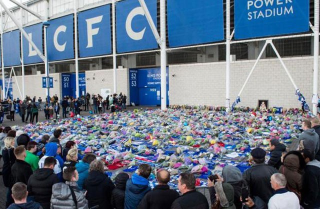 CĐV muốn dựng tượng, quỳ tiễn đưa Chủ tịch Leicester về nơi an nghỉ - ảnh 4