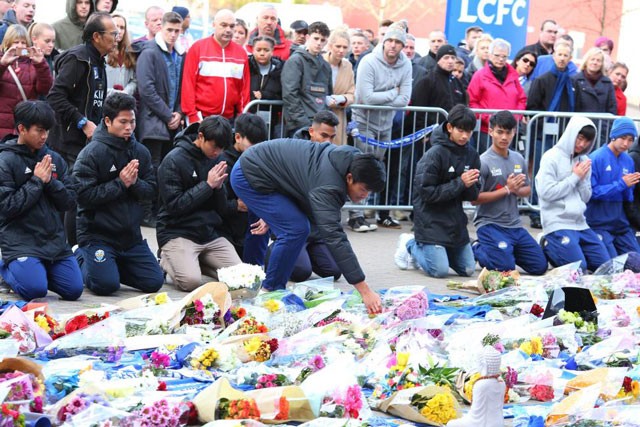 CĐV muốn dựng tượng, quỳ tiễn đưa Chủ tịch Leicester về nơi an nghỉ - ảnh 5