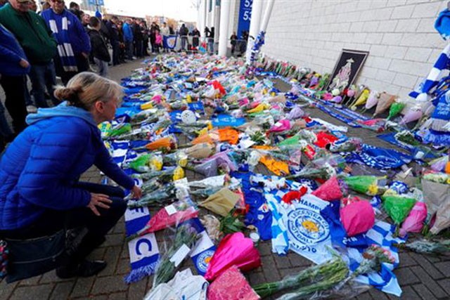 CĐV muốn dựng tượng, quỳ tiễn đưa Chủ tịch Leicester về nơi an nghỉ - ảnh 6