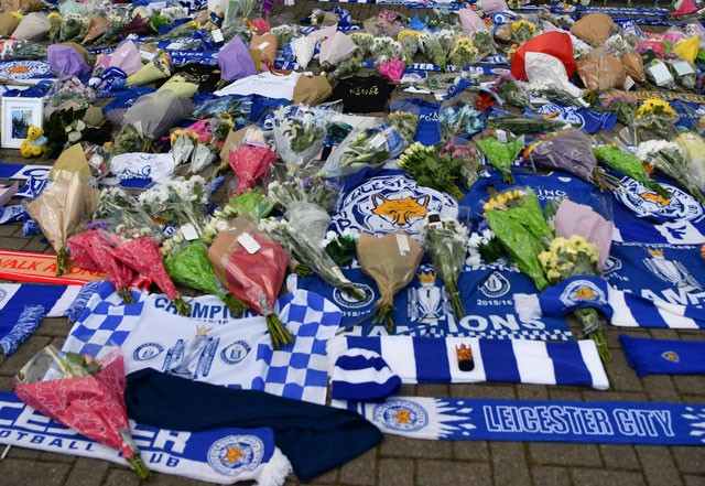 CĐV muốn dựng tượng, quỳ tiễn đưa Chủ tịch Leicester về nơi an nghỉ - ảnh 7