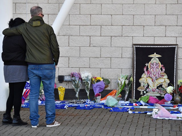 CĐV muốn dựng tượng, quỳ tiễn đưa Chủ tịch Leicester về nơi an nghỉ - ảnh 9