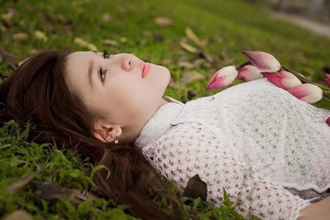 Mải mê ngắm đường cong nuột nà của bạn gái thủ thành Đặng Văn Lâm - ảnh 1