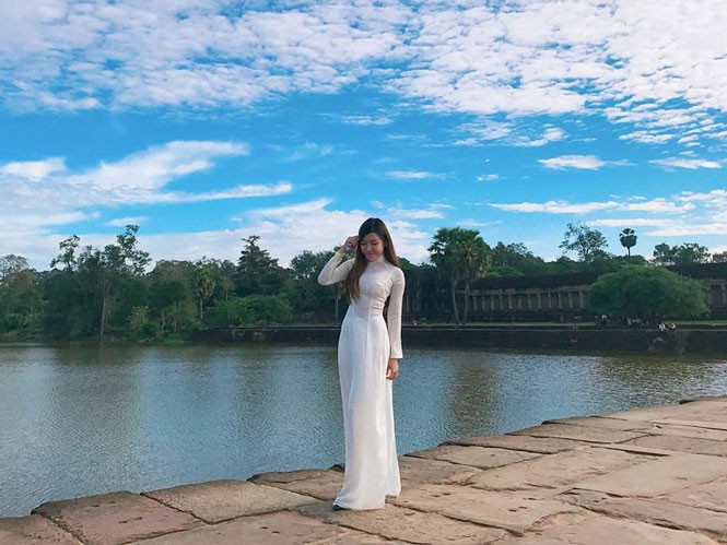Mải mê ngắm đường cong nuột nà của bạn gái thủ thành Đặng Văn Lâm - ảnh 2