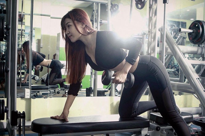 Mải mê ngắm đường cong nuột nà của bạn gái thủ thành Đặng Văn Lâm - ảnh 4