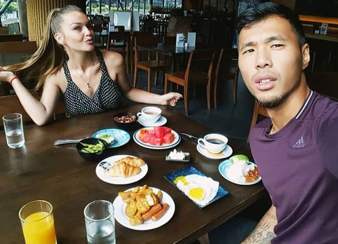 Ngắm cô vợ Tây siêu mẫu của trai đẹp tuyển Campuchia - ảnh 7