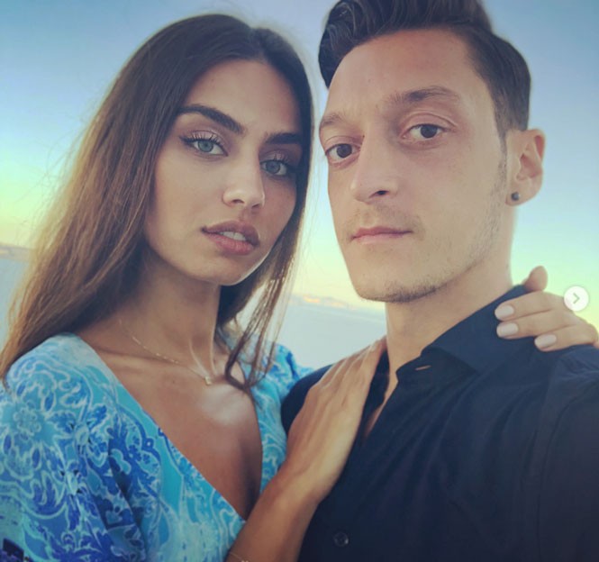 ‘Lịm tim’ trước dung nhan của vợ sắp cưới Mesut Ozil - ảnh 1