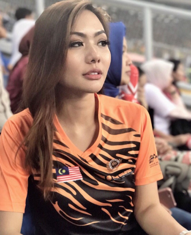 Đã mắt ngắm cô bạn gái nổi tiếng của tuyển thủ Malaysia - ảnh 12