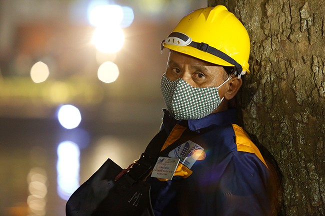 200 công nhân nạo vét hồ Hoàn Kiếm xuyên đêm - ảnh 10