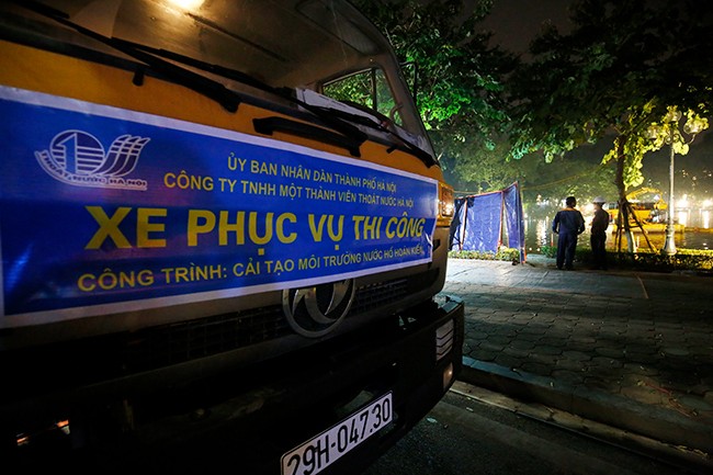 200 công nhân nạo vét hồ Hoàn Kiếm xuyên đêm - ảnh 11
