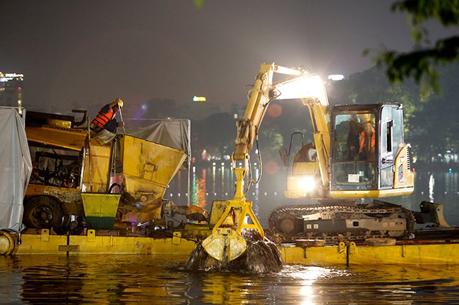 200 công nhân nạo vét hồ Hoàn Kiếm xuyên đêm - ảnh 2