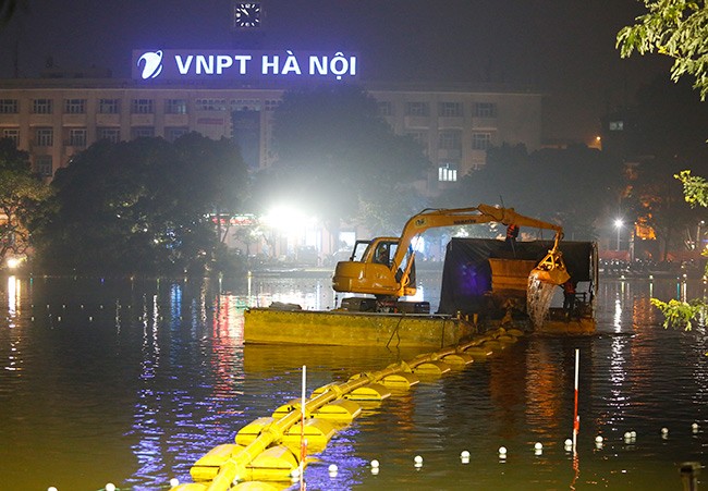 200 công nhân nạo vét hồ Hoàn Kiếm xuyên đêm - ảnh 5