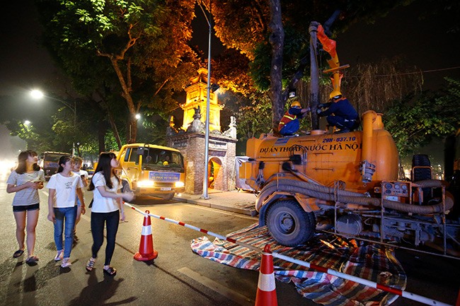 200 công nhân nạo vét hồ Hoàn Kiếm xuyên đêm - ảnh 6