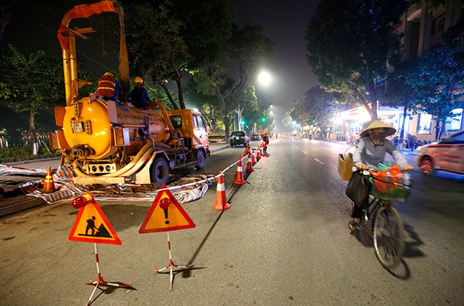 200 công nhân nạo vét hồ Hoàn Kiếm xuyên đêm - ảnh 7