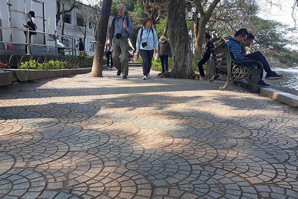 Lát đá vỉa hè ở Hà Nội - ảnh 2
