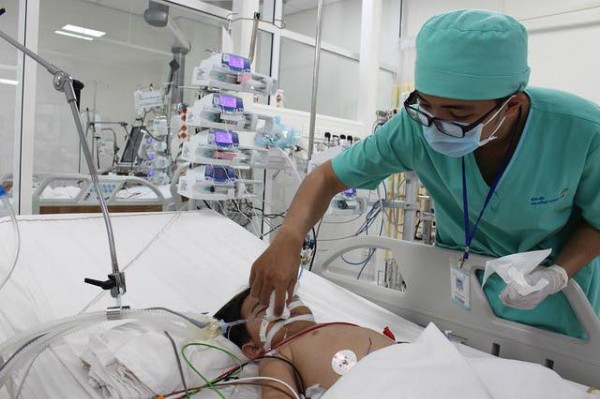 Bé trai uống nhầm xăng - ảnh 1