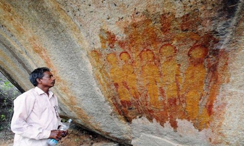 Hang đá cổ in hàng UFO ở Ấn Độ - ảnh 1