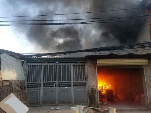Cháy xưởng gỗ ở Hà Nội - ảnh 1