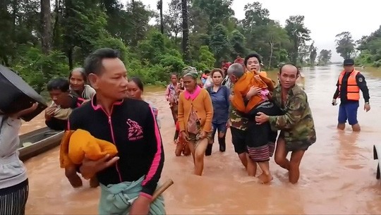Bầu Đức dùng trực thăng cứu nhân viên HAGL mắc kẹt vụ vỡ đập thủy điện - ảnh 1