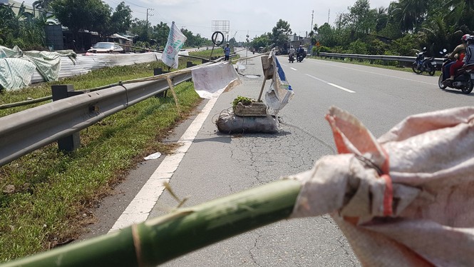 Triều cường “uy hiếp”, QL1A xuất hiện nhiều hố sâu - ảnh 2