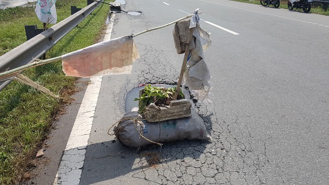 Triều cường “uy hiếp”, QL1A xuất hiện nhiều hố sâu - ảnh 5