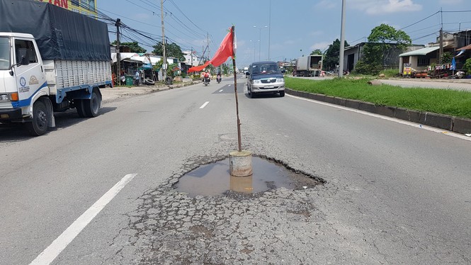 Triều cường “uy hiếp”, QL1A xuất hiện nhiều hố sâu - ảnh 3