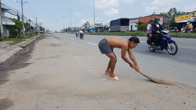 Triều cường “uy hiếp”, QL1A xuất hiện nhiều hố sâu - ảnh 6