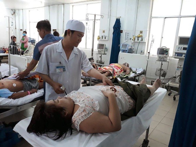 Cháy lớn cạnh chợ nổi Cái Răng: Một người phụ nữ ôm con nhảy sông - ảnh 1
