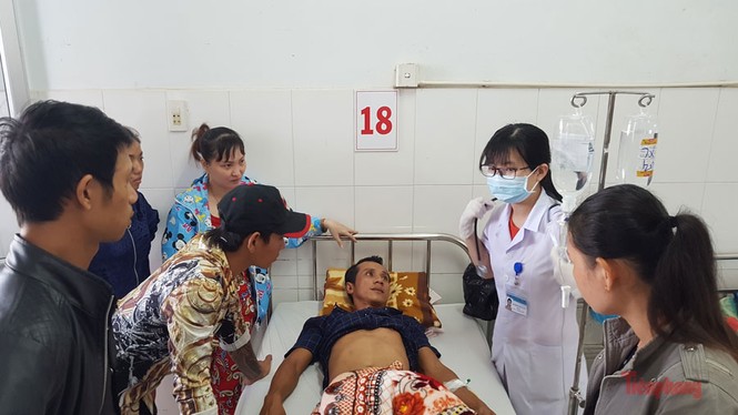 Sống sót thần kỳ sau gần 40 tiếng kẹt trong sà lan bị chìm - ảnh 1