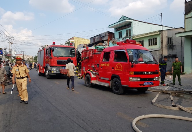 Một cơ sở kinh doanh dầu chai cháy dữ dội sau tiếng nổ lớn - ảnh 5