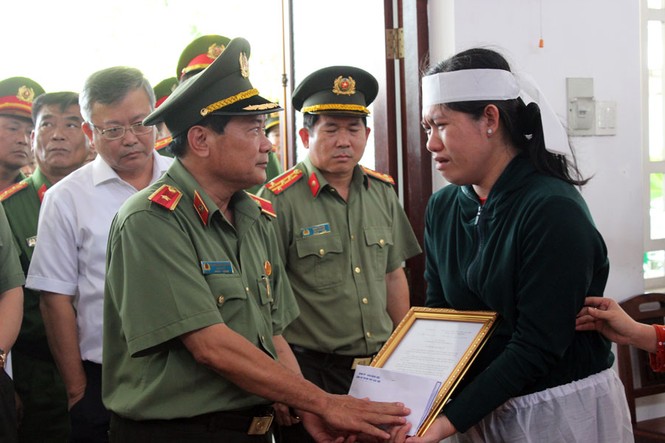 Đại úy công an hy sinh lúc làm nhiệm vụ được thăng cấp bậc hàm - ảnh 2