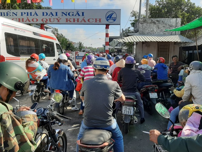 Hàng nghìn người ‘chôn chân’ chờ qua phà Đại Ngãi - ảnh 1