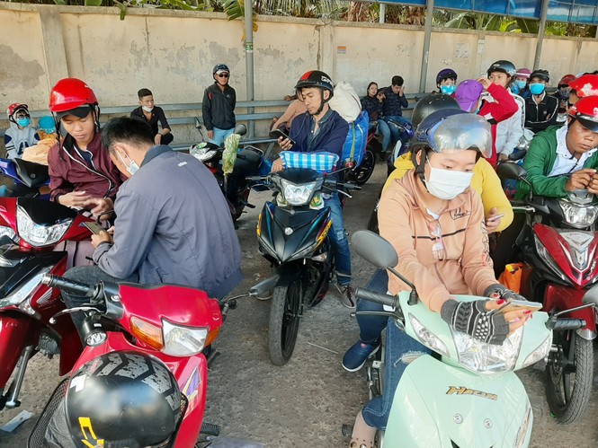 Hàng nghìn người ‘chôn chân’ chờ qua phà Đại Ngãi - ảnh 4