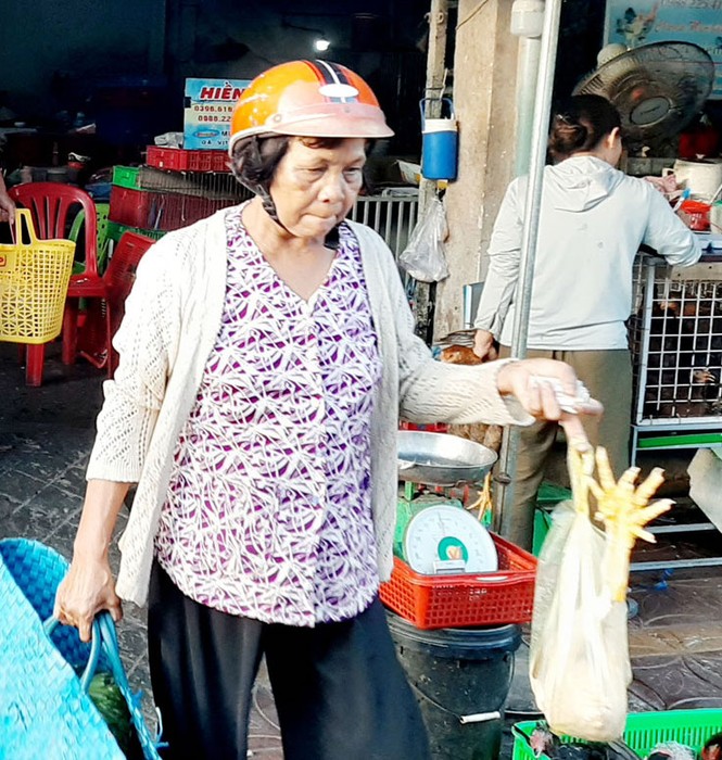 Chen chân mua gà cúng mùng 3 Tết - ảnh 3